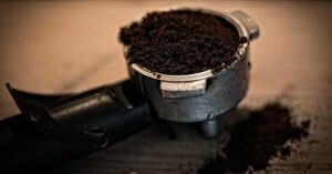 Getti via i fondi di caffè? 8 ragioni per cui devi smettere di farlo