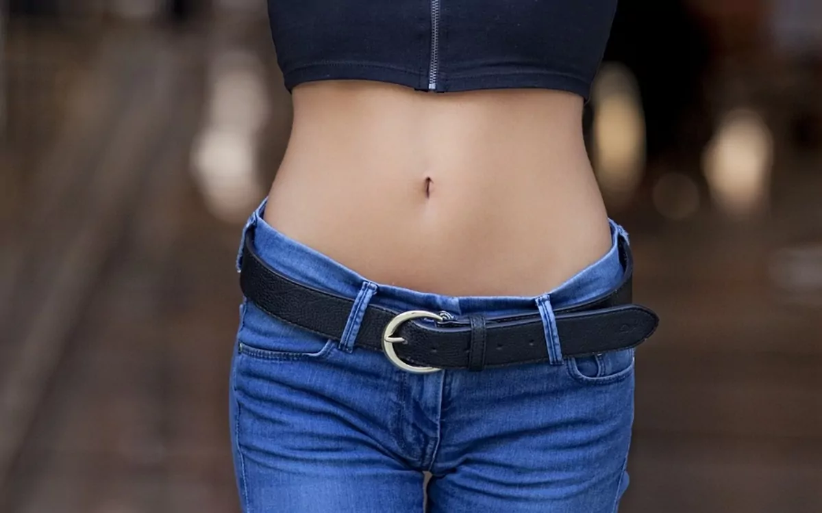 ragazza con pancia piatta