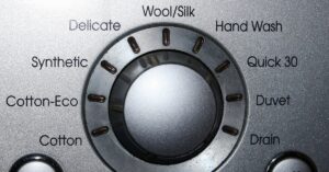 Il trucco dell’asciugamano in lavatrice per profumare il bucato