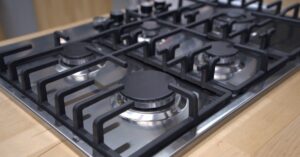 Griglie del piano cottura: come pulirle per farle tornare come nuove