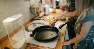 Il trucco del sale sul fondo di una padella: ti sveliamo a cosa serve