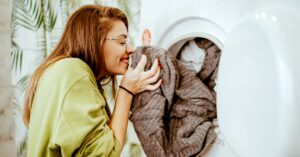 Come ottenere un bucato pulito e profumato con una vecchia maglietta