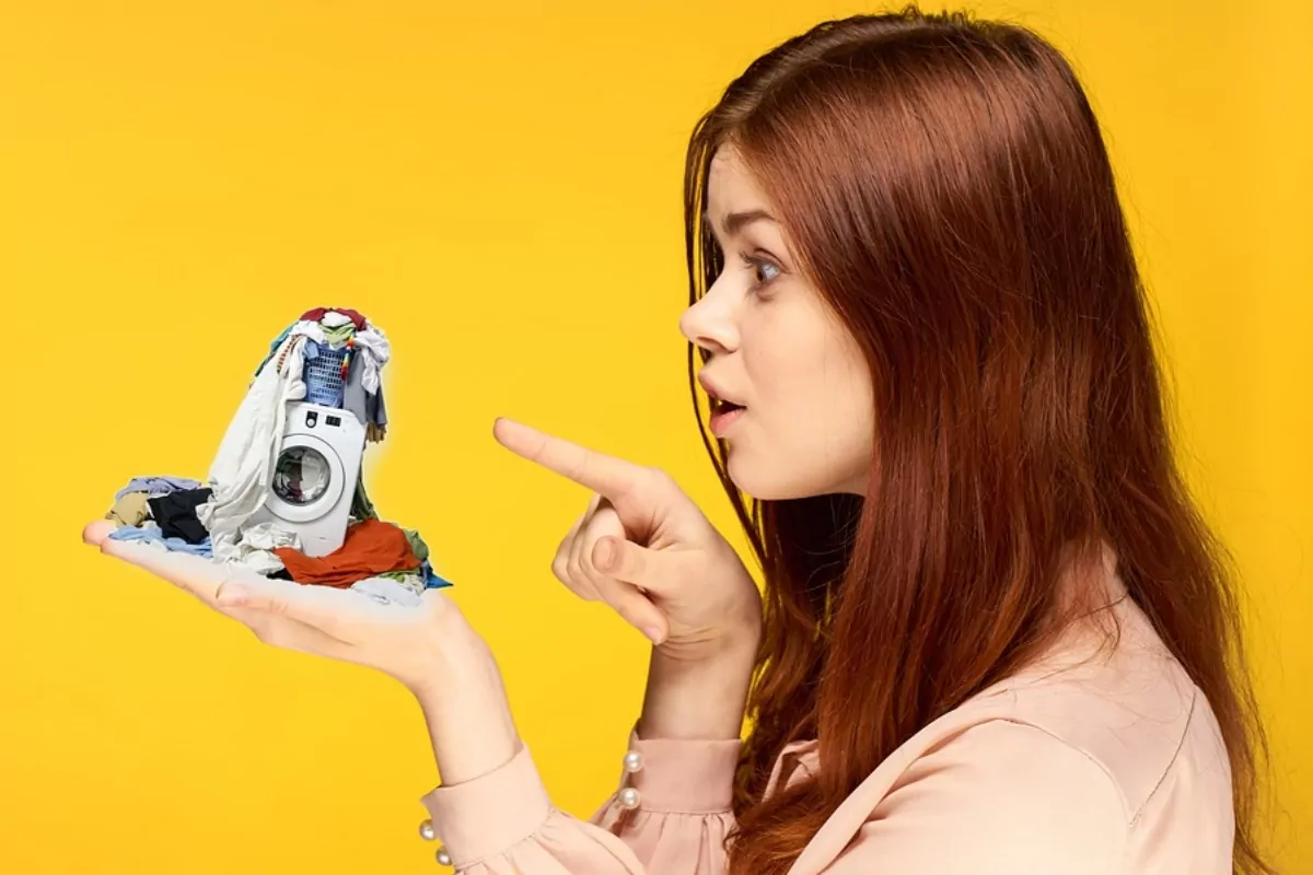donna con lavatrice