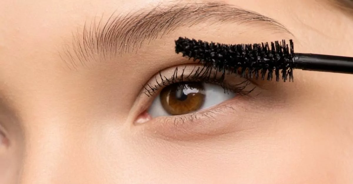 mascara applicato su ciglia senza trucco