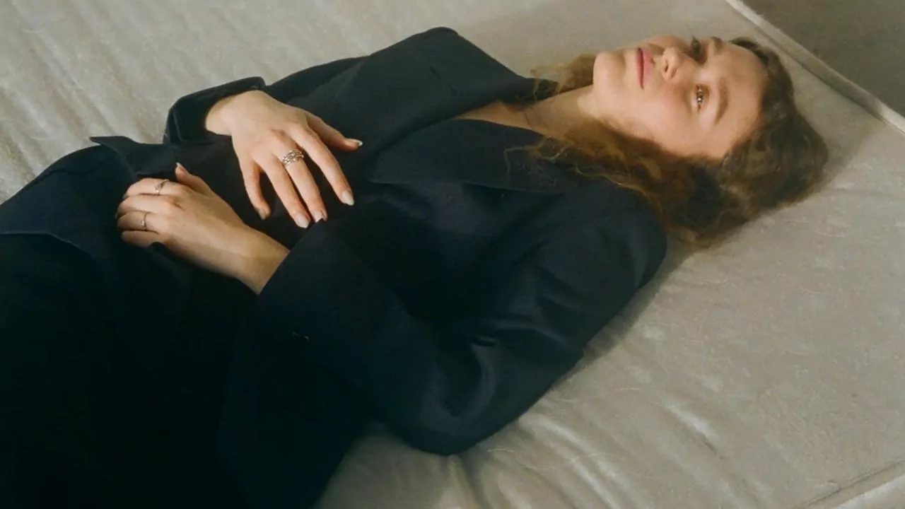 donna su un materasso