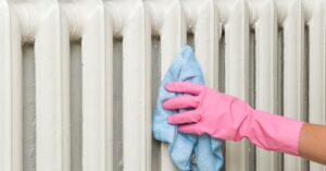 Basta polvere in casa e sui panni! Come pulire settimanalmente i termosifoni