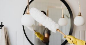 2 semplici trucchi per pulire vetri e specchi di casa