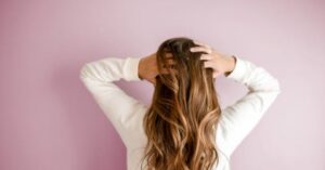 Capelli gonfi ed elettrizzati? Niente paura, cosa fare durante l’asciugatura