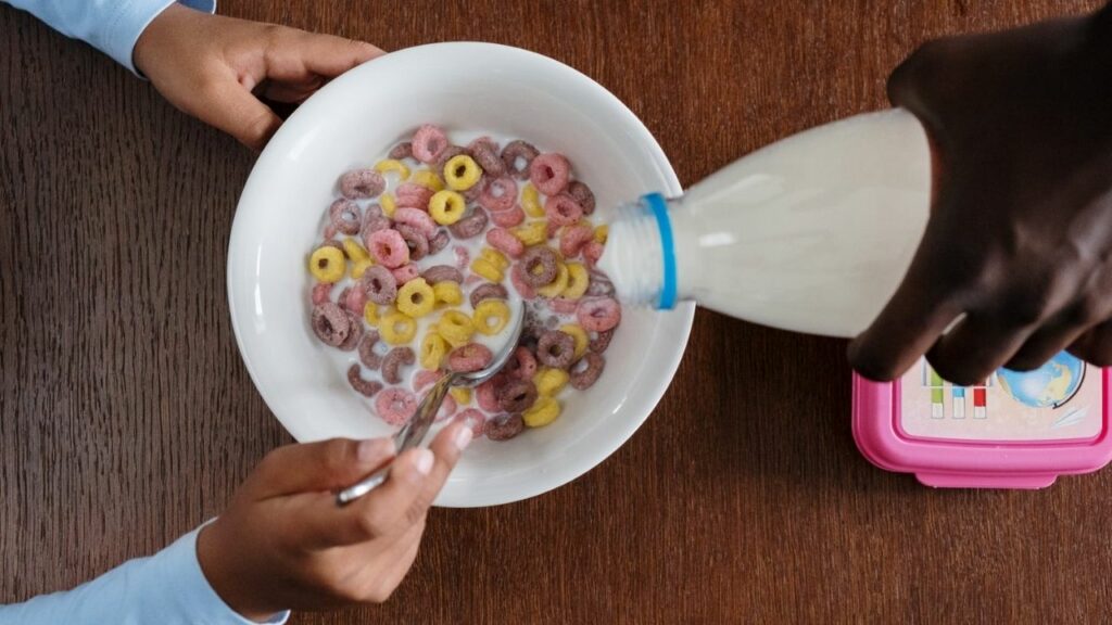 latte messo in una ciotola con i cereali