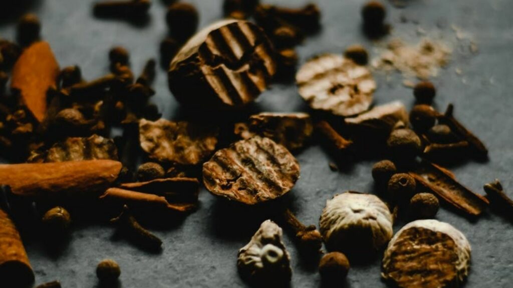 noci su pavimento nero