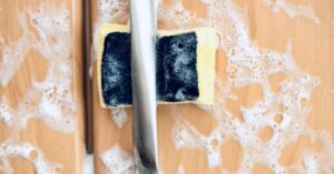 Trucchi per rimuovere l’unto dai mobili della cucina