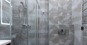 Come togliere le macchie di acqua e calcare dalla doccia