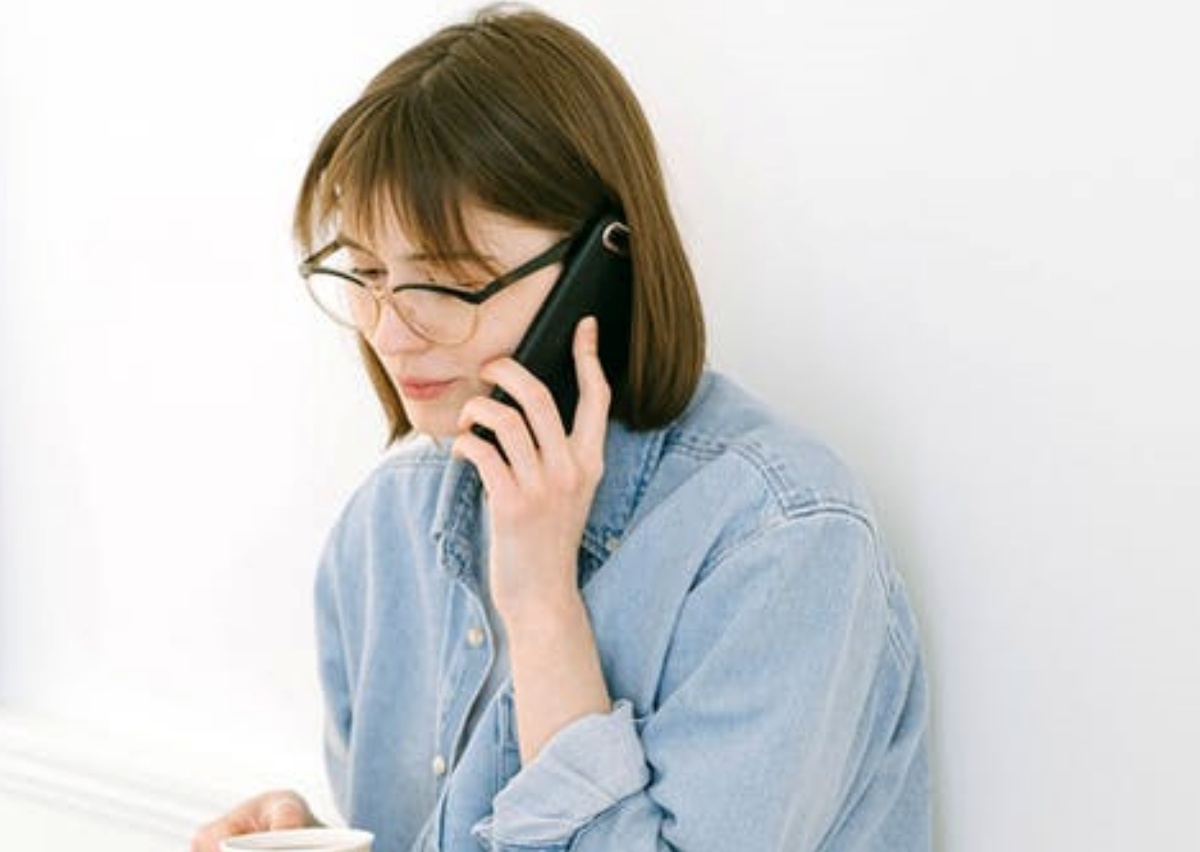 donna che telefona