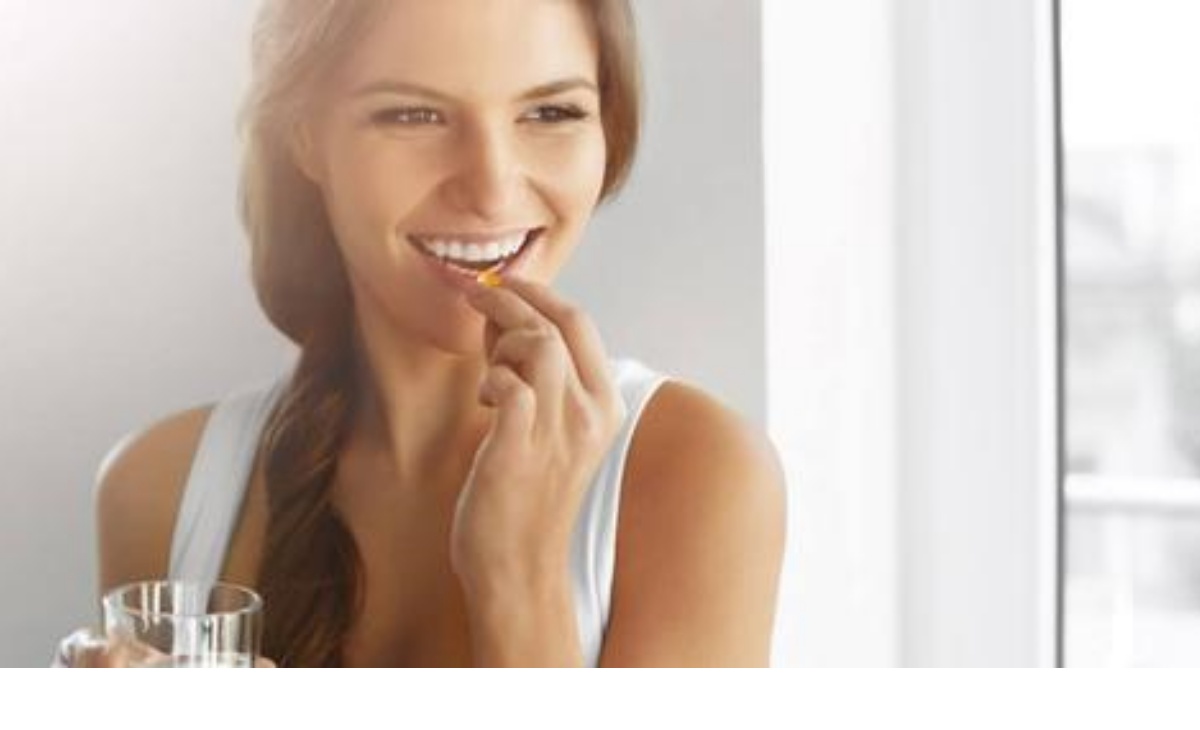 donna che prende vitamine