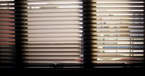 Come pulire tapparelle in plastica e fessure con un unico prodotto