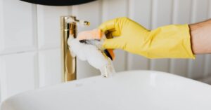 Come togliere il calcare dal lavandino con un semplice trucchetto 100% naturale