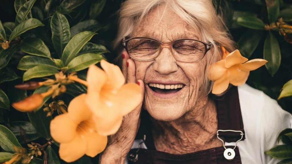 anziana insegna a non avere paura della gerascofobia