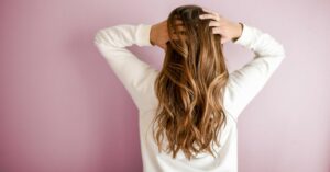 Come trattare i capelli secchi e sfibrati: cinque maschere idratanti ideali