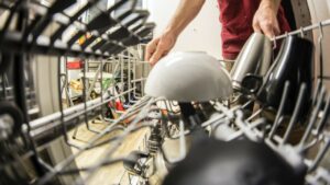 Metti le capsule della lavastoviglie in lavatrice e ammira il risultato: rimarrete sbalorditi