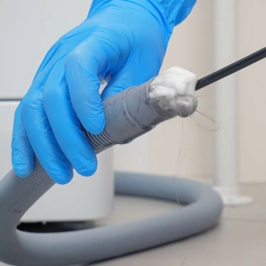 Pulire il tubo di scarico con la schiuma