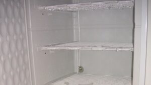 Per sbrinare il freezer non è necessario spegnerlo: basta sapere come fare