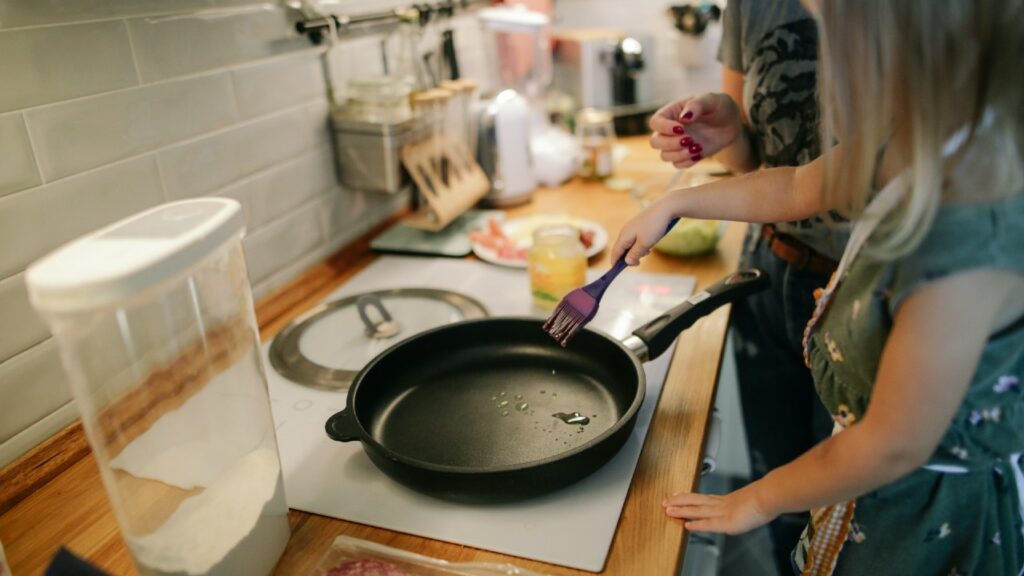 Pulire padelle con carta stagnola