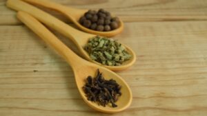 Come eliminare i cattivi odori dal bagno con i chiodi di garofano