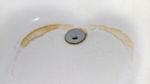 Due trucchi per togliere le macchie di ruggine dal bagno