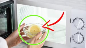 Come pulire il microonde con la buccia di limone