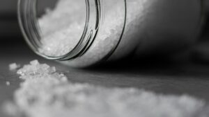 6 trucchi per pulire con il sale per cucinare