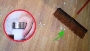 Sale sulla scopa: il trucchetto per pulire i pavimenti