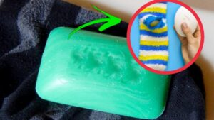 Sapone in un vecchio calzino: risolve un problema in bagno