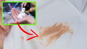 Come pulire le maglie bianche sporche di trucco con la schiuma da barba