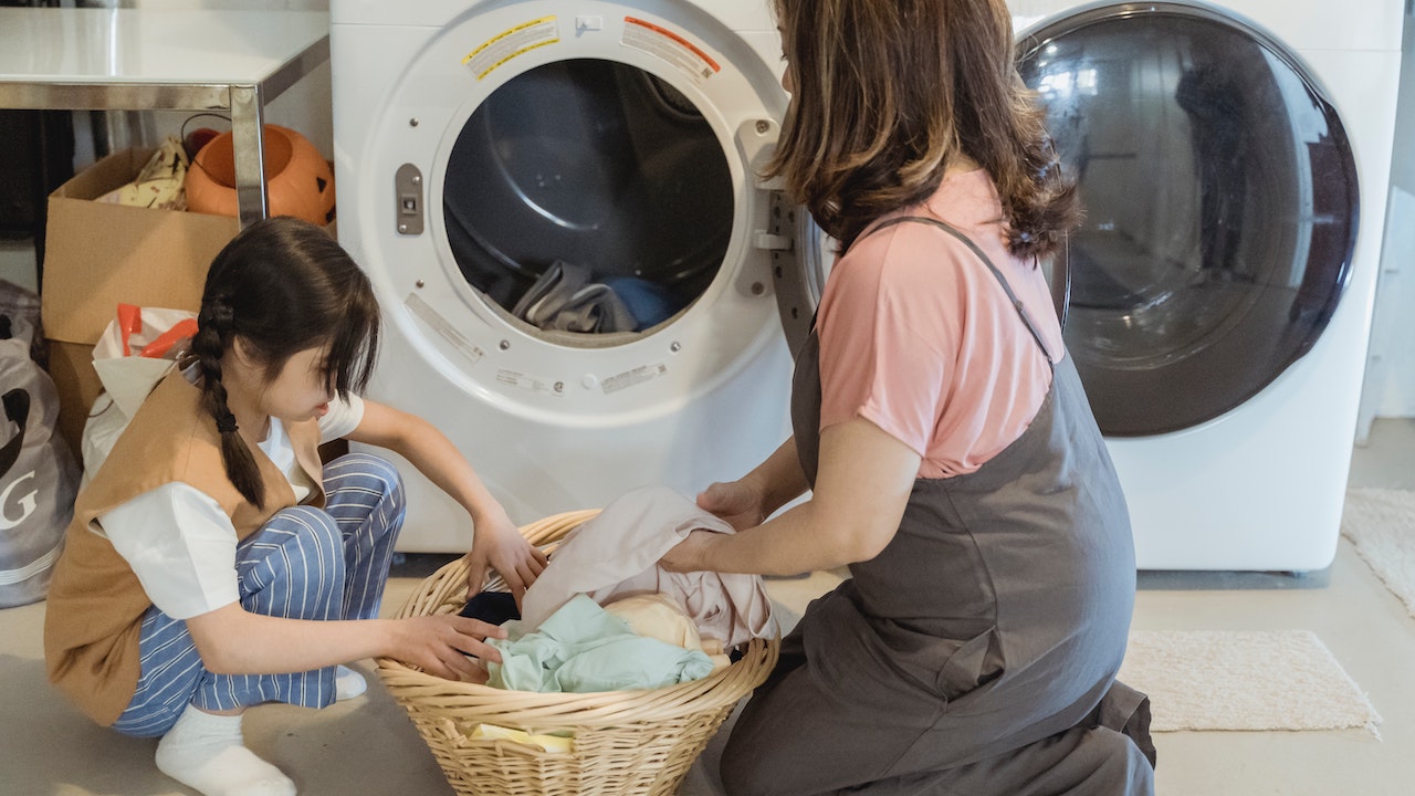 Mamma fai il bucato con figlia