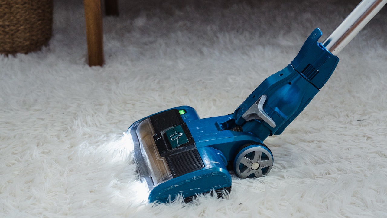 Aspirapolvere in funzione