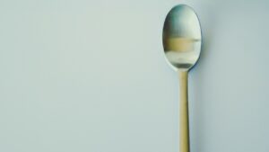 Il trucco del cucchiaio per rimanere giovani: elimina le imperfezioni del viso