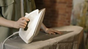 Metti l’aceto nel serbatoio del ferro da stiro: il risultato sarà sorprendente