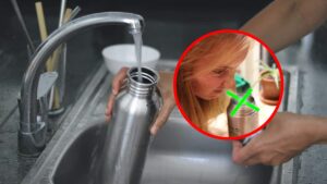 In che modo eseguire la pulizia delle bottiglie in alluminio, togliendo il cattivo odore