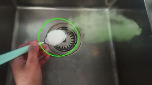 Perché tante persone di notte versano il sale nello scarico? Ecco cosa succede