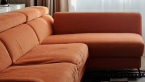 Come pulire il divano in alcantara