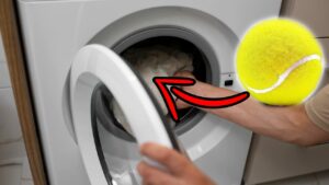 Perché dovresti mettere una pallina da tennis nella lavatrice? Te lo diciamo noi!