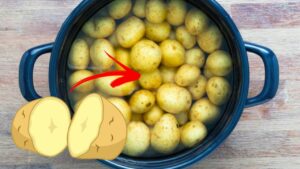 Prima di cuocere le PATATE provate ad immergerle in acqua fredda