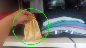 Metti questo sacchetto di SALE nell’ARMADIO, risolverai uno dei problemi più grandi