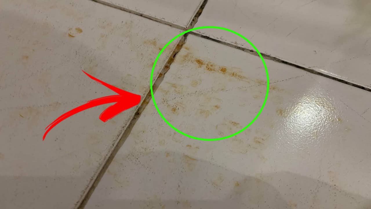 Pavimento con macchie di ruggine