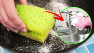 Prima di lavare i piatti metti del sale sulla spugna: c’è un’ottima ragione