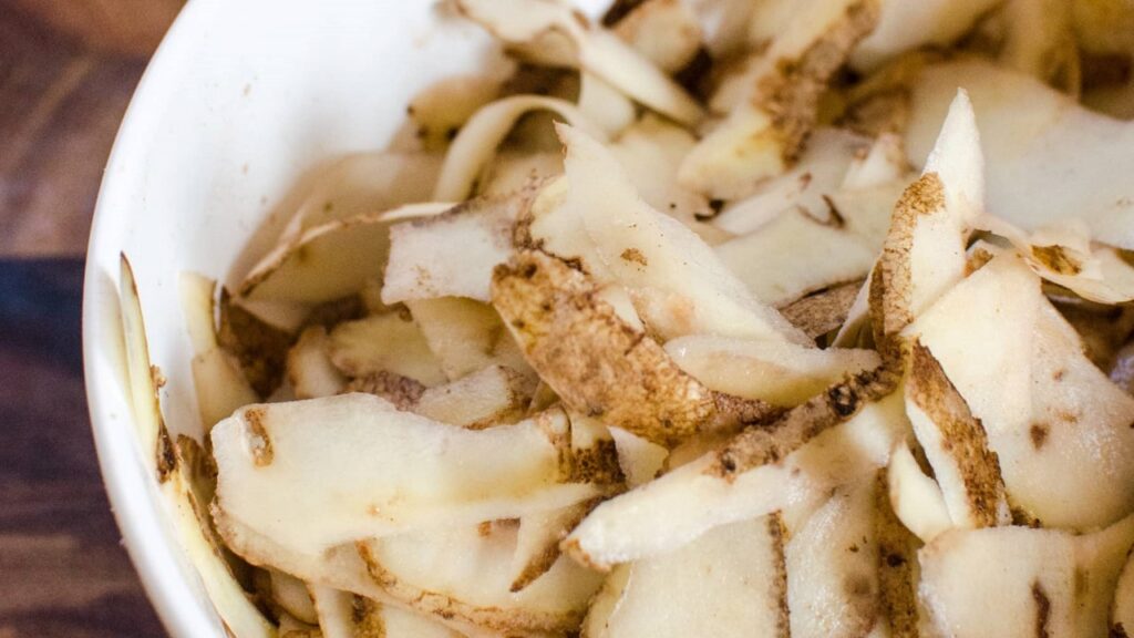 buccia di patata in una ciotola