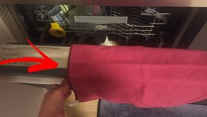 Lavastoviglie: piatti asciutti con il TRUCCO del panno