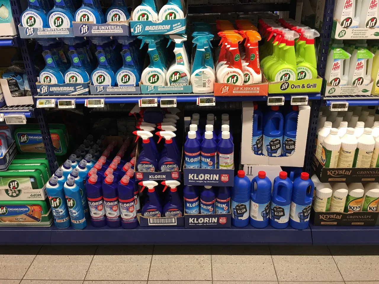 Scaffali di candeggina