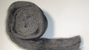 Perché in molti mettono una paglietta in acciaio in lavatrice? Il motivo te lo sveliamo noi