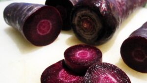 Avete mai provato a mangiare le carote nere e viola? Non sapete cosa vi perdete